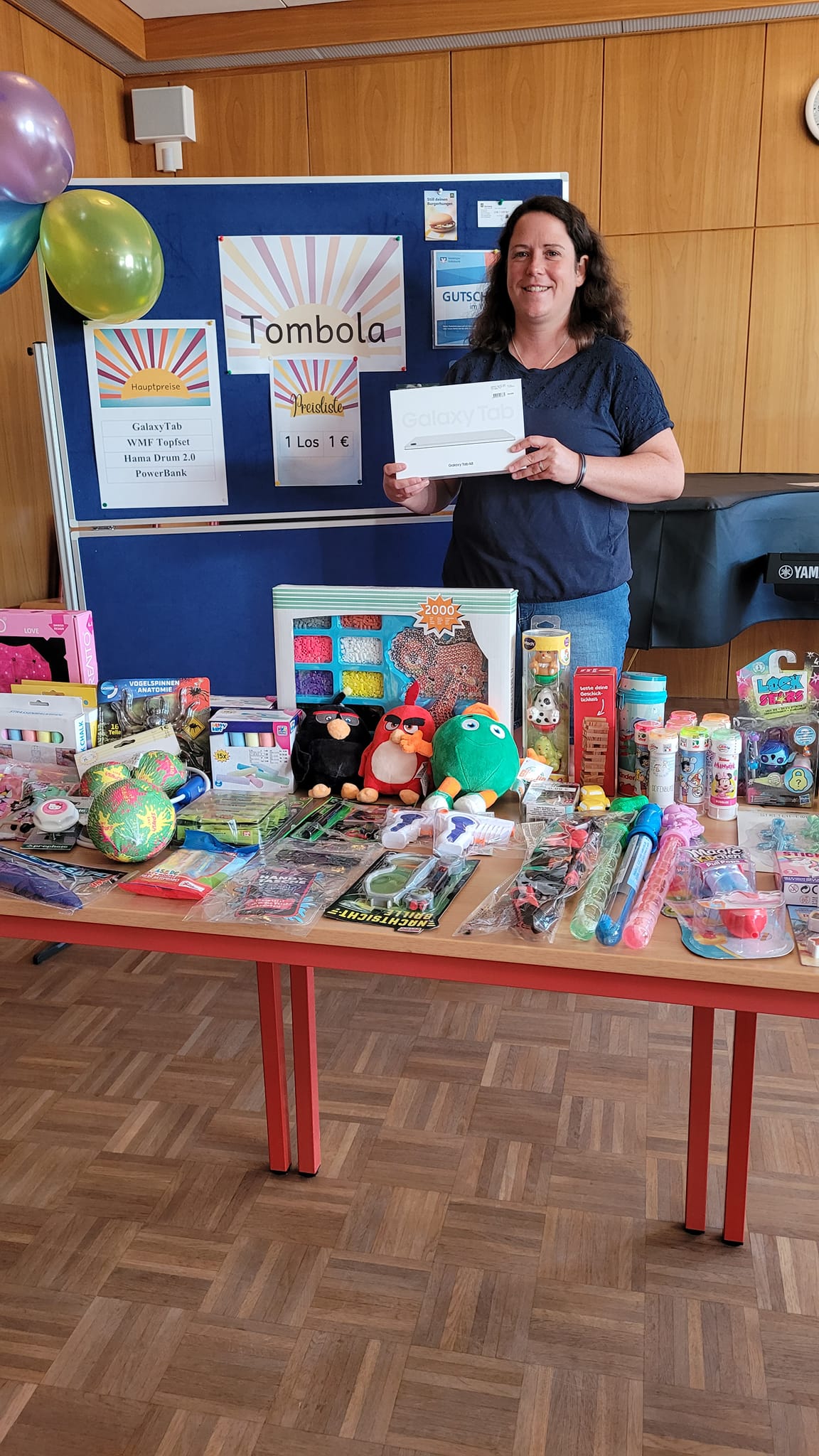 Eine%20reich%20best%C3%BCckte%20Tombola Eine%20reich%20best%C3%BCckte%20Tombola